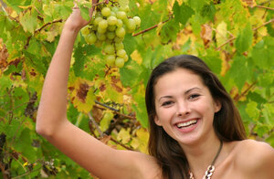 Svelte hottie shows little tooshie while posing completely undressed in the vineyard