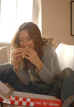 Lovely cutie doffs sweater to reveal perfect titties after eating pizza at home