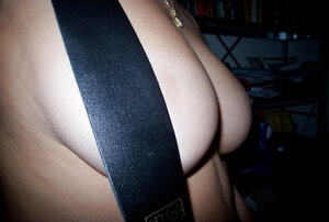 Chunky gal Ariel D shows her natural boobies in the dark