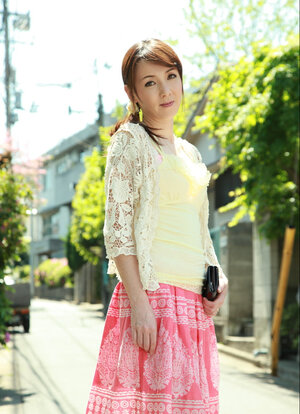 Chika Sasaki flaunts her style in a knee-length skirt