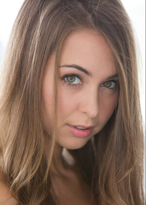 Riley Reid reveals her perky tits and neat bum