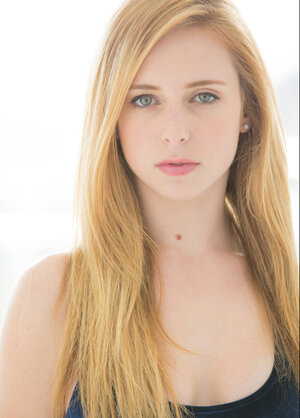 Blonde Taylor Whyte enjoys playing with her vagina while spreading her legs