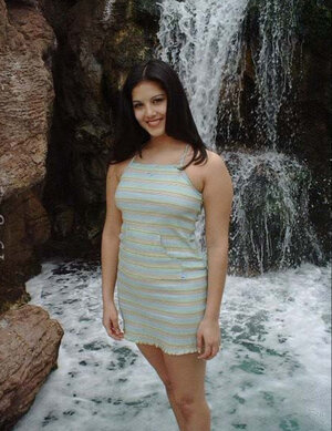 Sunny Leone lets her short dress find elements of her big booty