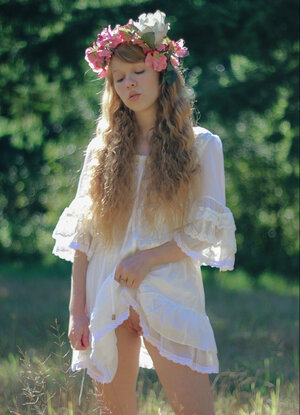 Angelic fairy blesses american with a seductive behold of her naked body