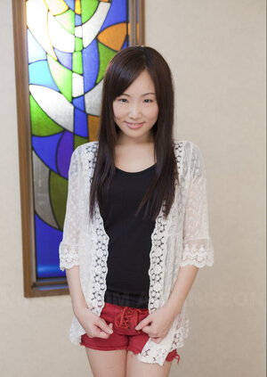 Ai Mizushima poses sweet red shorts at lascivious casting