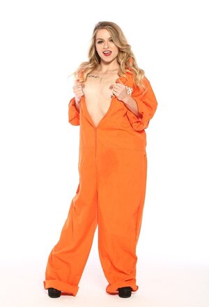 Dame inmate in orange uniform flashes pierced nipple to lure prison guard