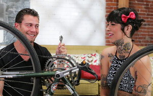 Crusher promises brunette with tattoos to fix the bike and furthermore fucks her instead