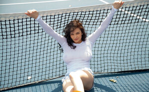 Young and fresh stunner lifts her slinky shirt to show off sizeable boobs on the tennis court