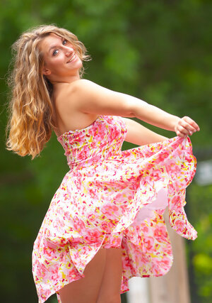 Beauty with wavy hair flashes her natural bra buddies and also lovely tooshie outdoors